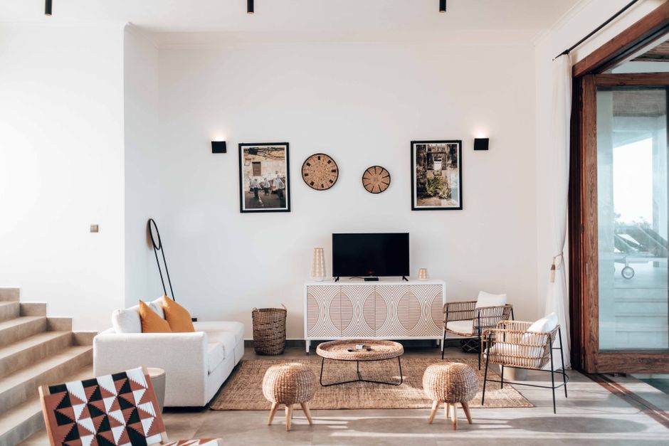 Stijlvol wit tv meubel in een moderne woonkamer met accessoires